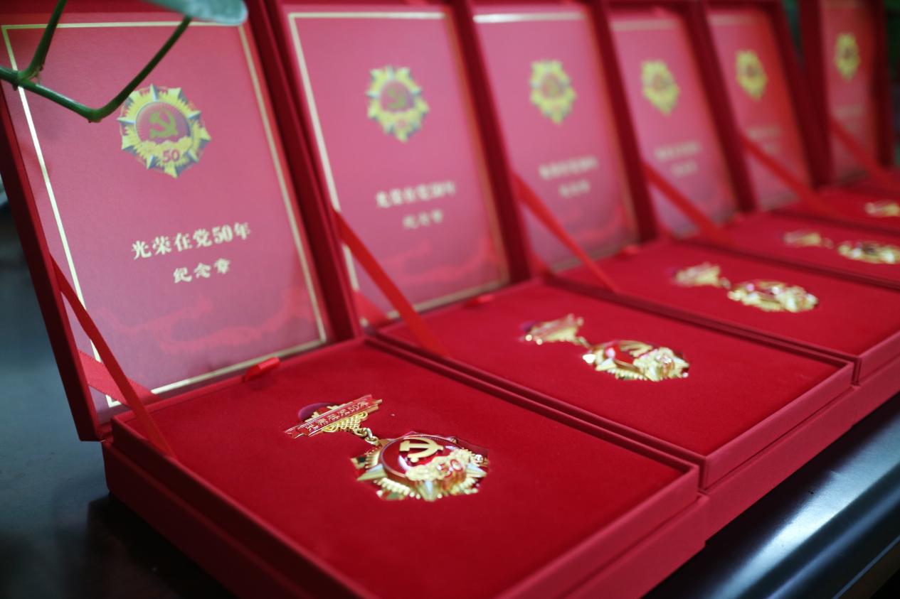 自豪！300多万枚“光荣在党50年”纪念章出自温州“最美退役军人”陈加枢